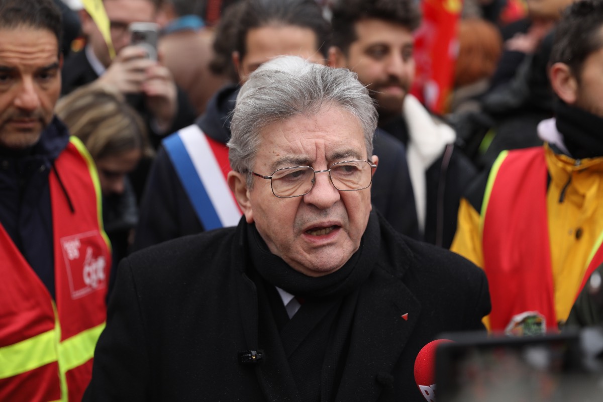 NieuwRechtsNL's tweet card. De Franse politicus Jean-Luc Mélenchon verschijnt dinsdag niet voor de parlementaire commissie die onderzoek doet naar mogelijke banden tussen politieke partijen en islamistische netwerken. De...