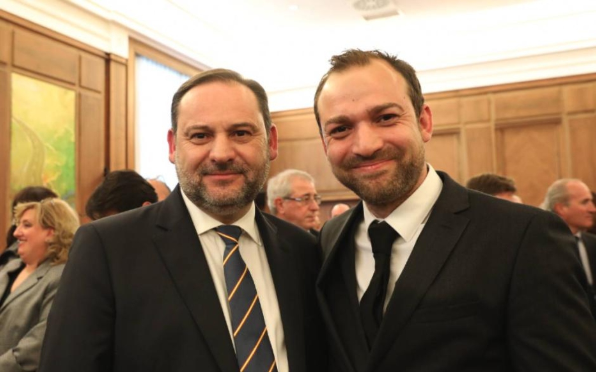 larena_carlos's tweet card. Están sudando frío en Moncloa y en Ferraz. La trama de corrupción que envuelve al PSOE y al Gobierno de Pedro Sánchez amenaza con alcanzar un nuevo nivel