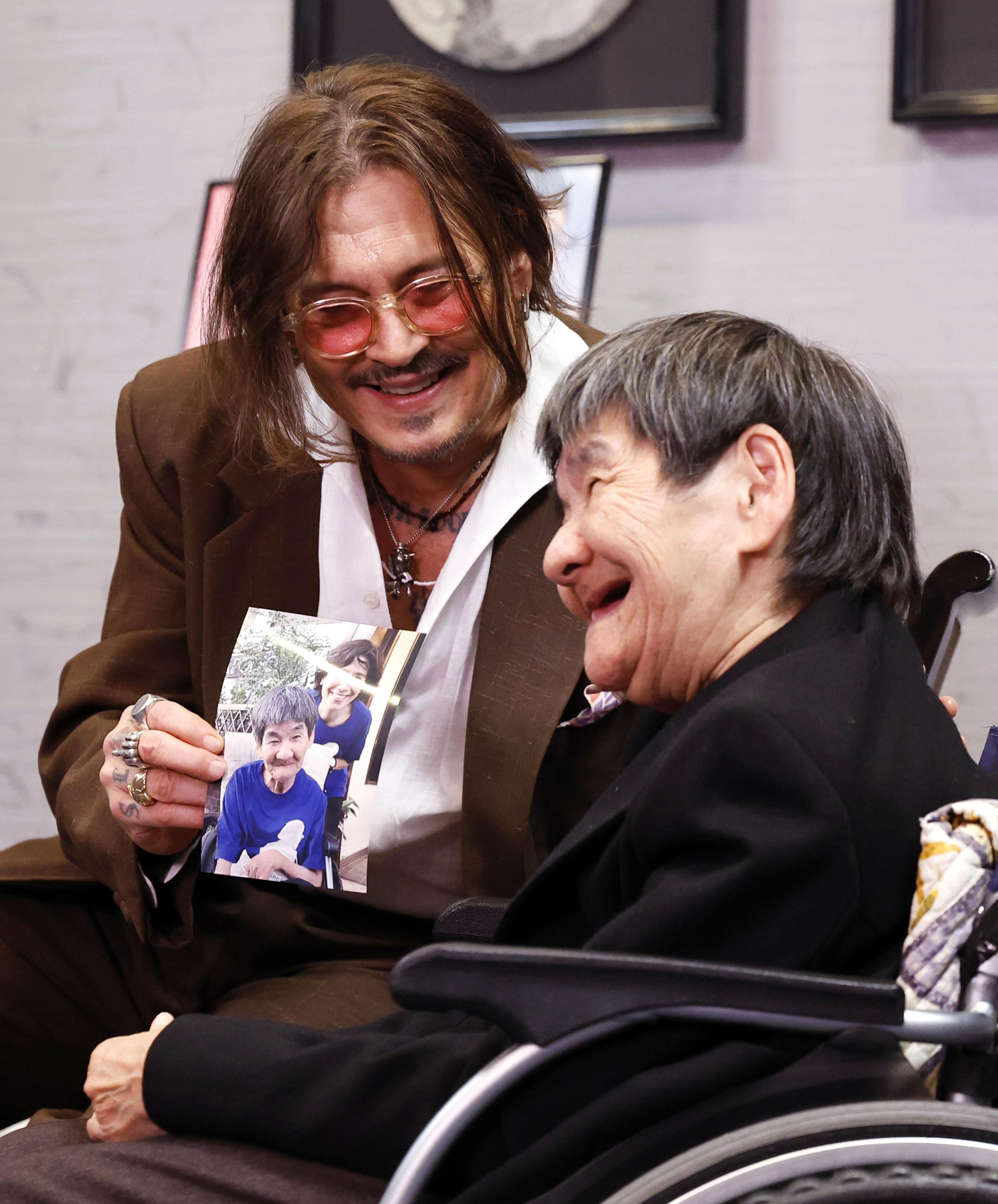 kyodonohate's tweet card. 　来日中の米俳優ジョニー・デップさんと胎児性水俣病患者の坂本しのぶさん（69）が2日、東京都内で面会した。水俣病を題材にした映画にデップさんがかつて主演した縁から実現。坂本さんが「水俣病になりたくてな ...