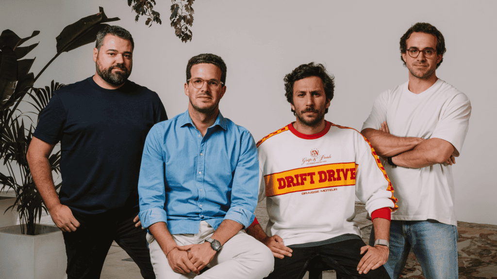 ExpansionaT's tweet card. La compañía inicia su expansión internacional con un modelo freelance-first que permite a las empresas acceder a perfiles senior on-demand.