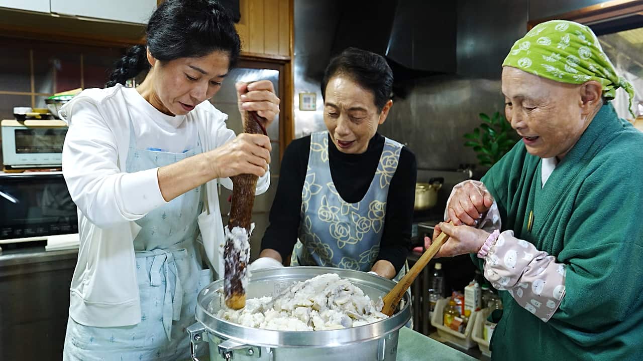 nhk_bijutsu's tweet card. 【NHK】恵みの秋。新米とサトイモで作る「いもぼた」は、観音縁日の参拝客のご馳走に。庭でとれたムカゴとギンナンを炊き込んだご飯、初物の柿の白和え。初物が続々食卓に並ぶ。