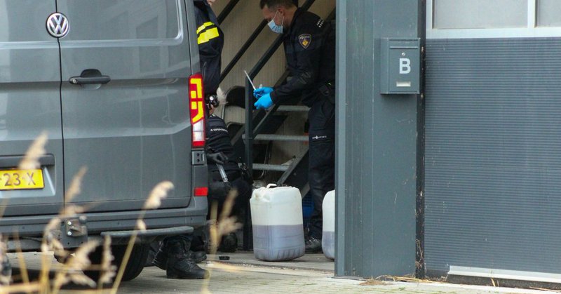 Politie doet onderzoek bij loods in Bolsward, mogelijk drugslab