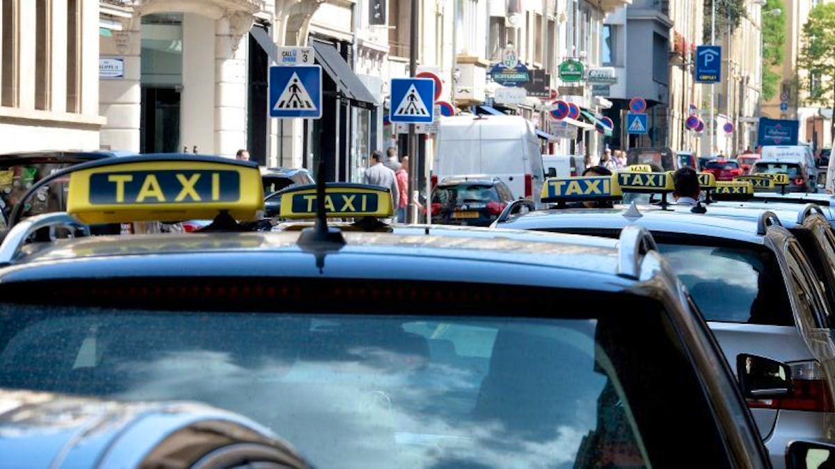 lessentielde's tweet card. Nach einem Streit unter drei Fahrgästen im Taxi ist ein Mann verletzt und der Fahrer im Bahnhofsviertel beraubt worden.