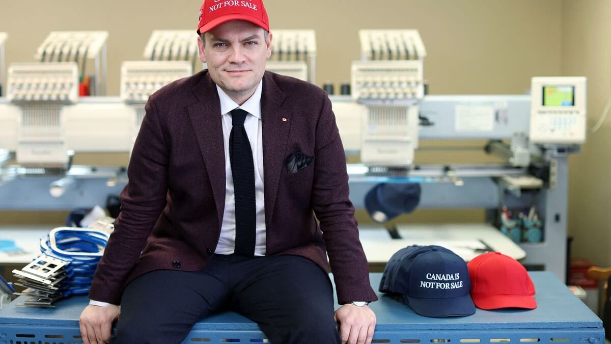 LouisDeschenes6's tweet card. Les casquettes «Le Canada n’est pas à vendre» viennent du Bangladesh, mais la compagnie qui les vend dit chercher une façon de les produire au Canada.