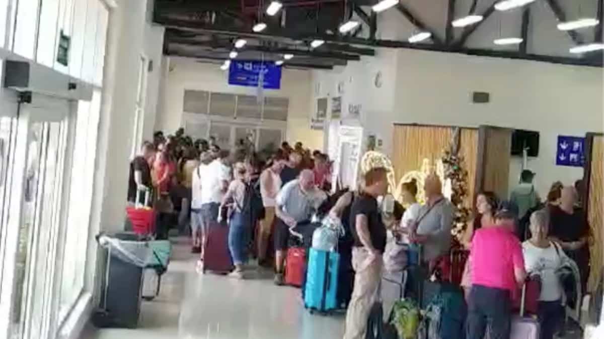 LouisDeschenes6's tweet card. Des centaines de Québécois ont vu leur vol de retour être retardé en raison d’un nid-de-poule forçant la fermeture d’un aéroport du Panama.