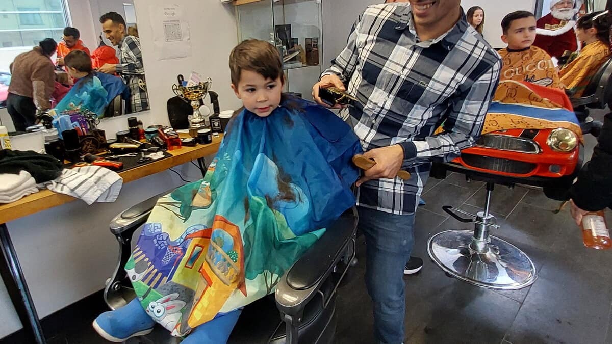 LouisDeschenes6's tweet card. Des enfants ont mangé de la pizza et reçu des cadeaux, terminant leur visite par une coupe de cheveux grâce à la générosité d’un barbier de Limoilou.