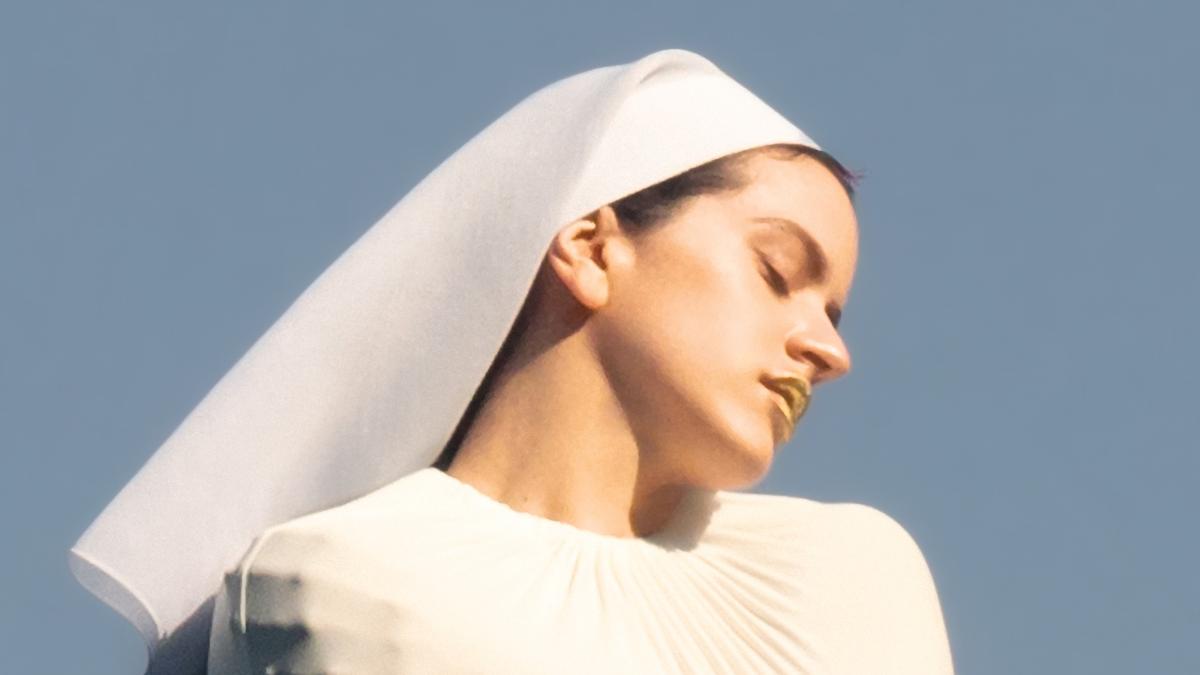 ManuBonachela's tweet card. “Apolonio de Tiana prometió a los efesios que les iba a liberar de la peste. Los reunió en la plaza y ordenó que se colocaran en círculo alrededor de un mendigo