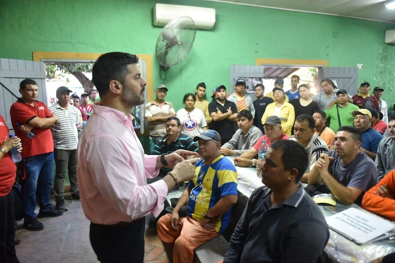 ABCDigital's tweet card. A fines de 2022, el exintendente de Asunción, Óscar “Nenecho” Rodríguez (ANR-HC), adquirió 24 camiones recolectores nuevos, por casi G. 27.400 millones. Casi tres años después, la mitad de la flota...