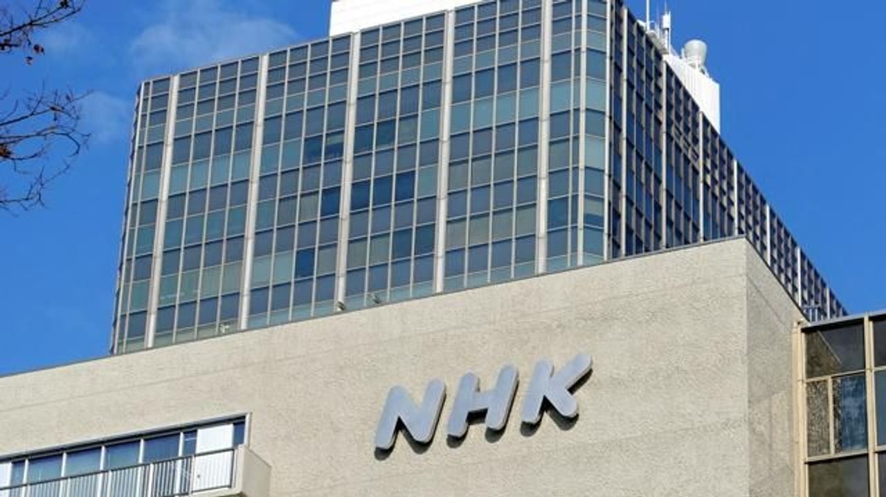 YahooNewsTopics's tweet card. NHKは2日、「沖縄の米兵犯罪報道延期　NHK、高市政権に忖度（そんたく）」との見出しとともに同日付朝刊で報じた沖縄タイムスの記事について抗議し、訂正を求めたと発表した。