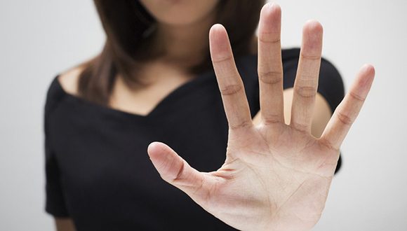 guide_e2025's tweet card. La violencia de género no es solo un golpe que duele en la piel; es una cadena invisible que ata el alma, un veneno lento que carcome la autoestima y un yugo que pretende robar hasta el último...