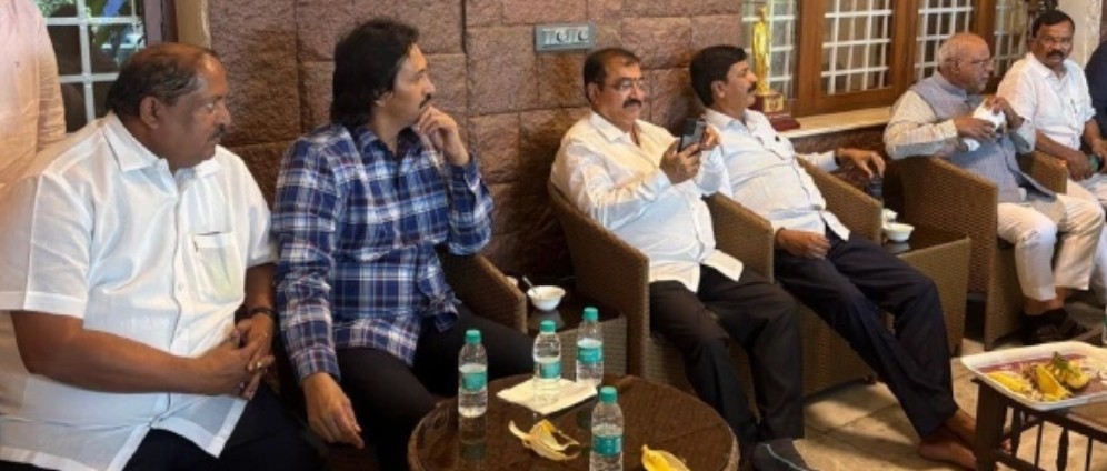 navasamajanews's tweet card. ರಾಜ್ಯ ಕಾಂಗ್ರೆಸ್‌ (Congress) ಬೆನ್ನಲ್ಲೇ ಇದೀಗ ಬಿಜೆಪಿಯ (BJP) ಕೆಲ ನಾಯಕರು ರೆಬಲ್‌ ಆಗಿದ್ದು, ದೆಹಲಿಗೆ ದೌಡಾಯಿಸಿ ಹೈಕಮಾಂಡ್ ಭೇಟಿಗೆ ಪ್ರಯತ್ನ ನಡೆಸುತ್ತಿದ್ದಾರೆ.