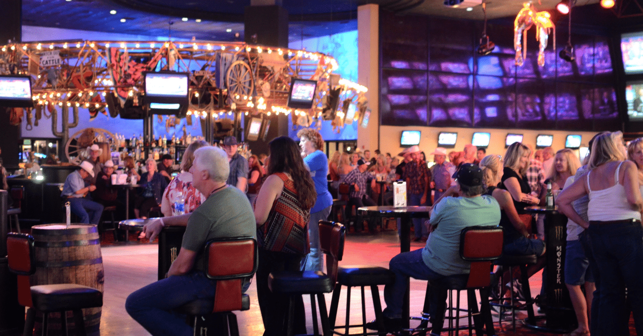 sou_hino's tweet card. お酒を飲む人が少なくなったと言われる昨今。新たにバーを盛り上げようと関係者がイベントを打ち出したらしい。その名も合戦バー。 早速バーが集まる飲み屋街に繰り出してみた。 「いらっしゃいませ！カラオケバーで歌合戦やってます！一曲歌っていきませんか？」 「スポーツバーのうちは応援合戦です！勝ったチームを応援していたお客様にワンドリンクサービスしてます」 「ダーツバーでーす。今日は9マーク合戦でーす」...