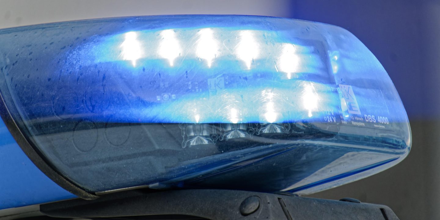 JuedischeOnline's tweet card. Am Dienstagmorgen nahm die Polizei einen 28-Jährigen fest. Sein mutmaßlicher Komplize sitzt bereits in U-Haft