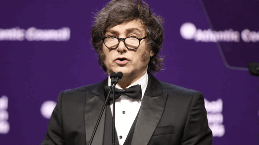 Poder360's tweet card. Presidente argentino é crítico do governo de Lula; senador anunciou na 6ª feira (5.nov) que vai concorrer no lugar do pai. Leia no Poder360.