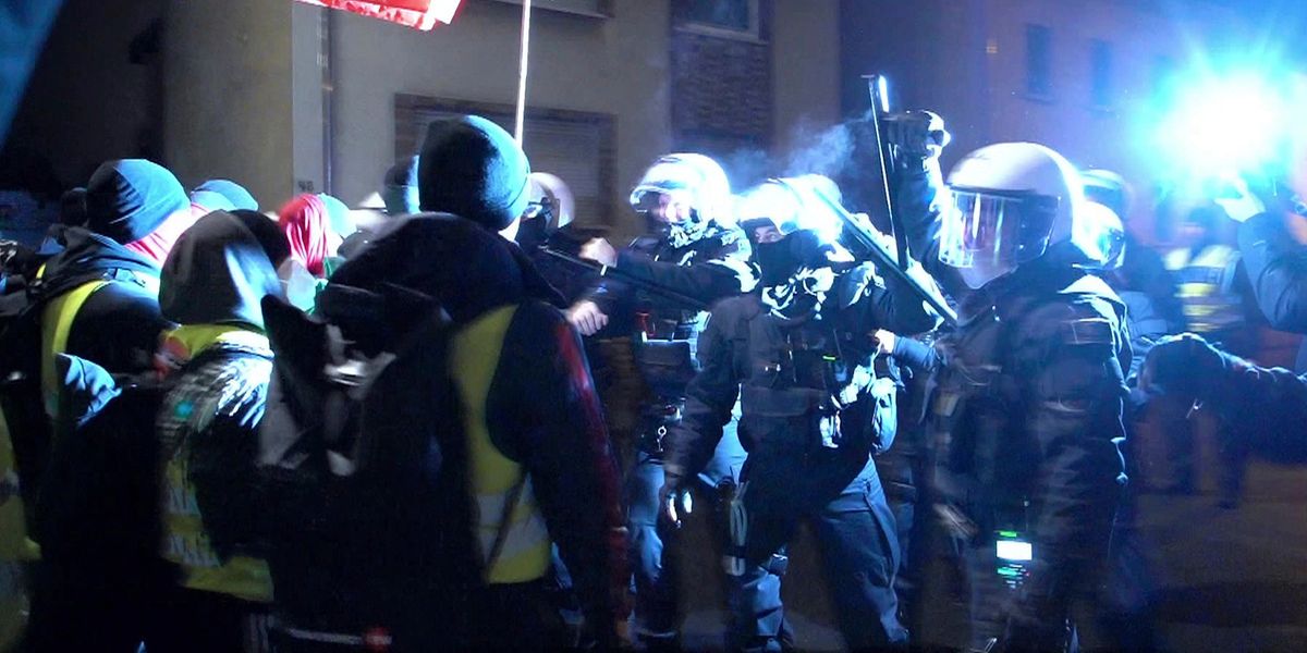 seickhol's tweet card. Das Treffen zur Gründung der Nachwuchsorganisation der AfD in Gießen wurde zum Schauplatz von Ausschreitungen. Viele demonstrierten friedlich. Andere prügelten sich mit der Polizei.