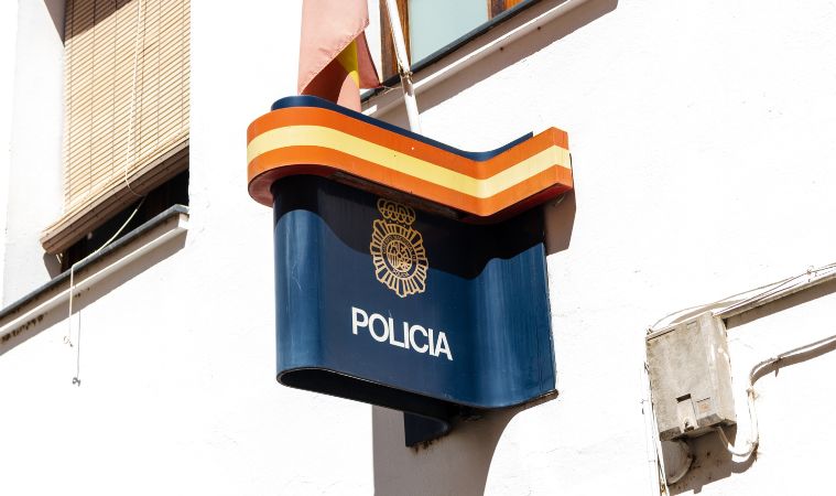 Yoinfluyo's tweet card. Mientras en España se sanciona para proteger al ciudadano, en México se expone al ciudadano para proteger al poder.