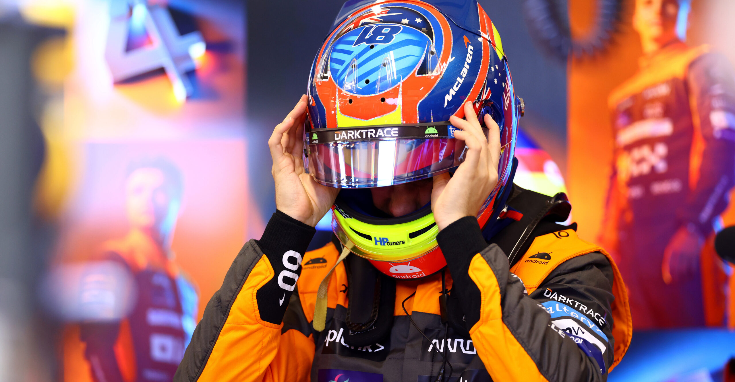 Formule1's tweet card. Martin Brundle zag een diepe teleurstelling bij Piastri na afloop van de GP van Qatar. Dankzij McLaren glipte de zege hem door de vingers.