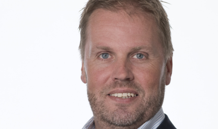 BlogIT_NL's tweet card. Met de toenemende inzet van AI in bedrijfsprocessen wordt cybersecurity belangrijker dan ooit, ook voor printers. AI maakt interne