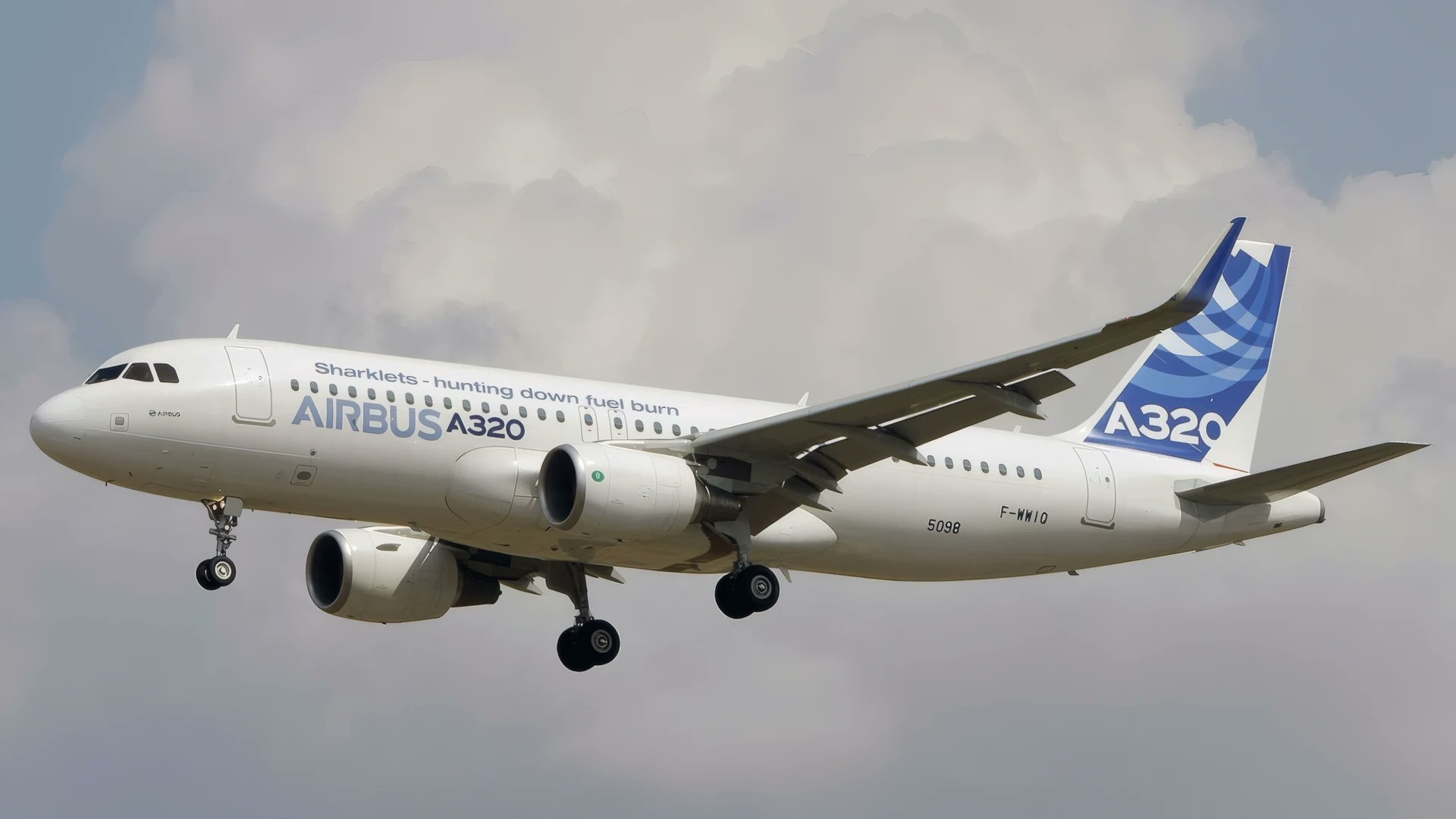 computer_zive's tweet card. Airbus odhalil výrobní vadu kovových panelů na trupu desítek letadel • Problém neohrožuje bezpečnost, ale ovlivňuje životnost dotčených dílů • Akcie firmy klesají a splnění ročního cíle dodávek je...