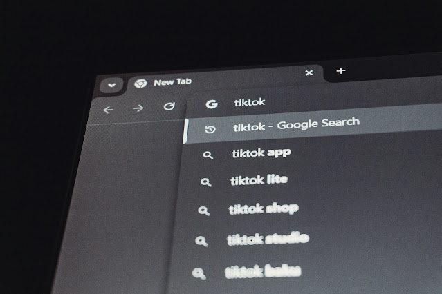 GlitchMentalMX's tweet card. El 40% de la Gen Z usa TikTok en lugar de Google para búsquedas. Descubre cómo las redes sociales se convirtieron en motores de búsqueda.