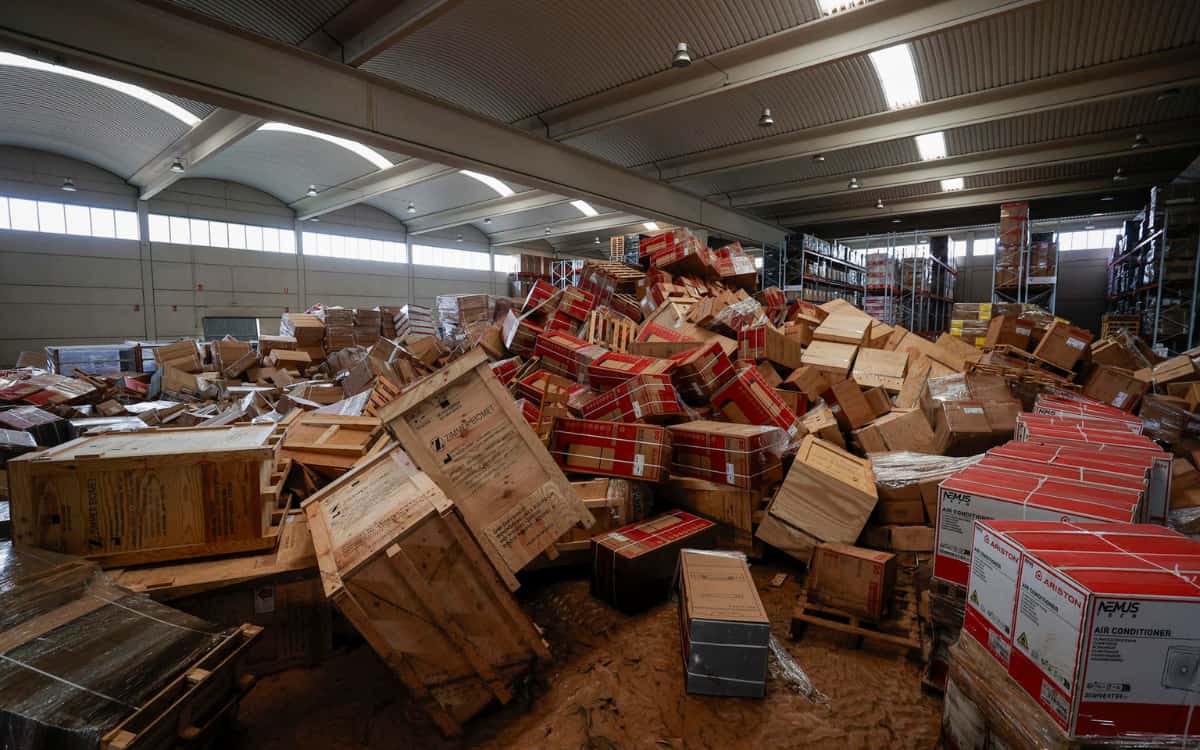 UniversidadVIU's tweet card. Estas son las ayudas que el Gobierno de España ha aprobado para las empresas, los autónomos y los trabajadores afectados por la DANA.