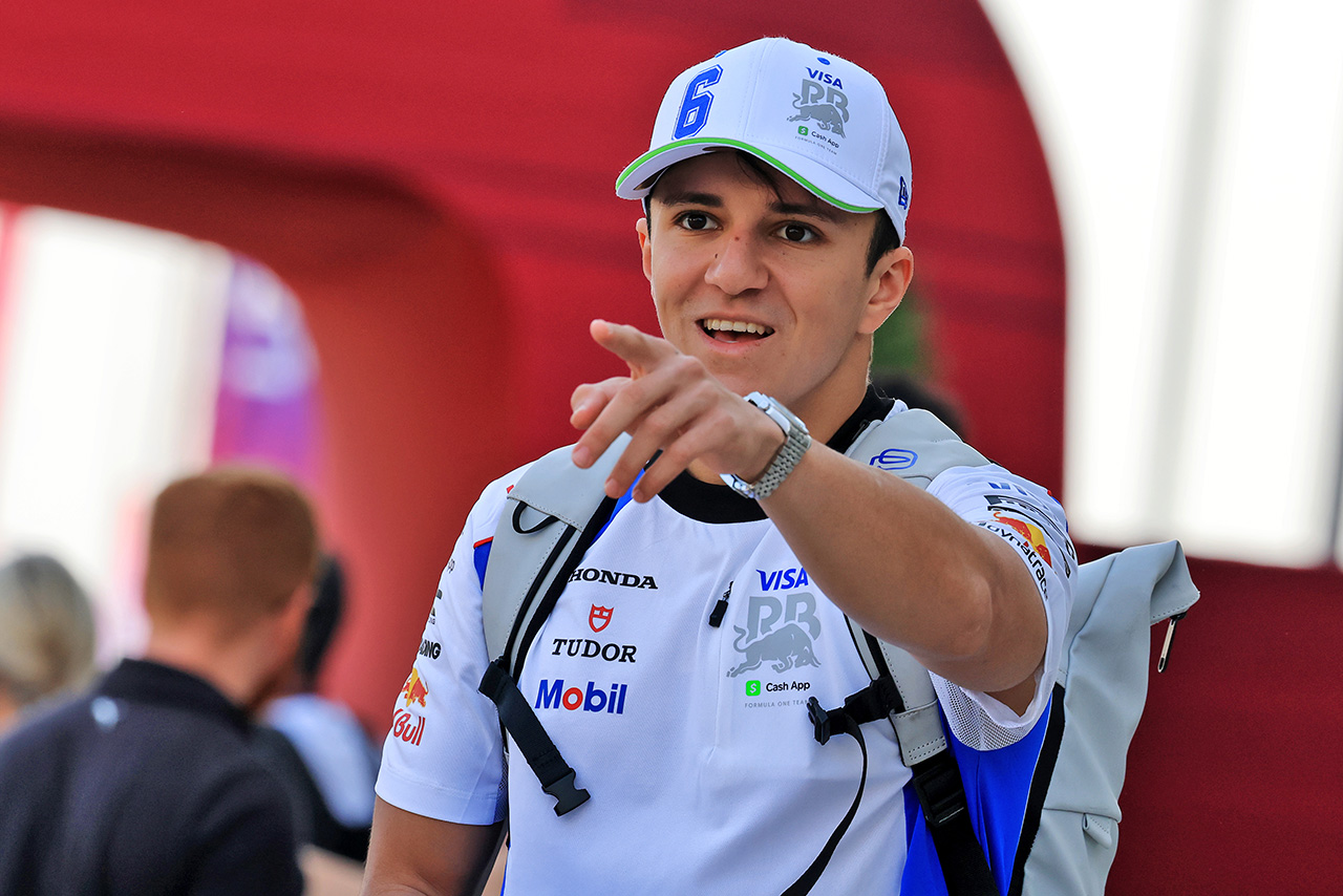 AUTOSPORT_web's tweet card. 　オラクル・レッドブル・レーシングは、2026年のドライバーラインアップを発表し、マックス・フェルスタッペンのチームメイトにアイザック・ハジャーを起用することを