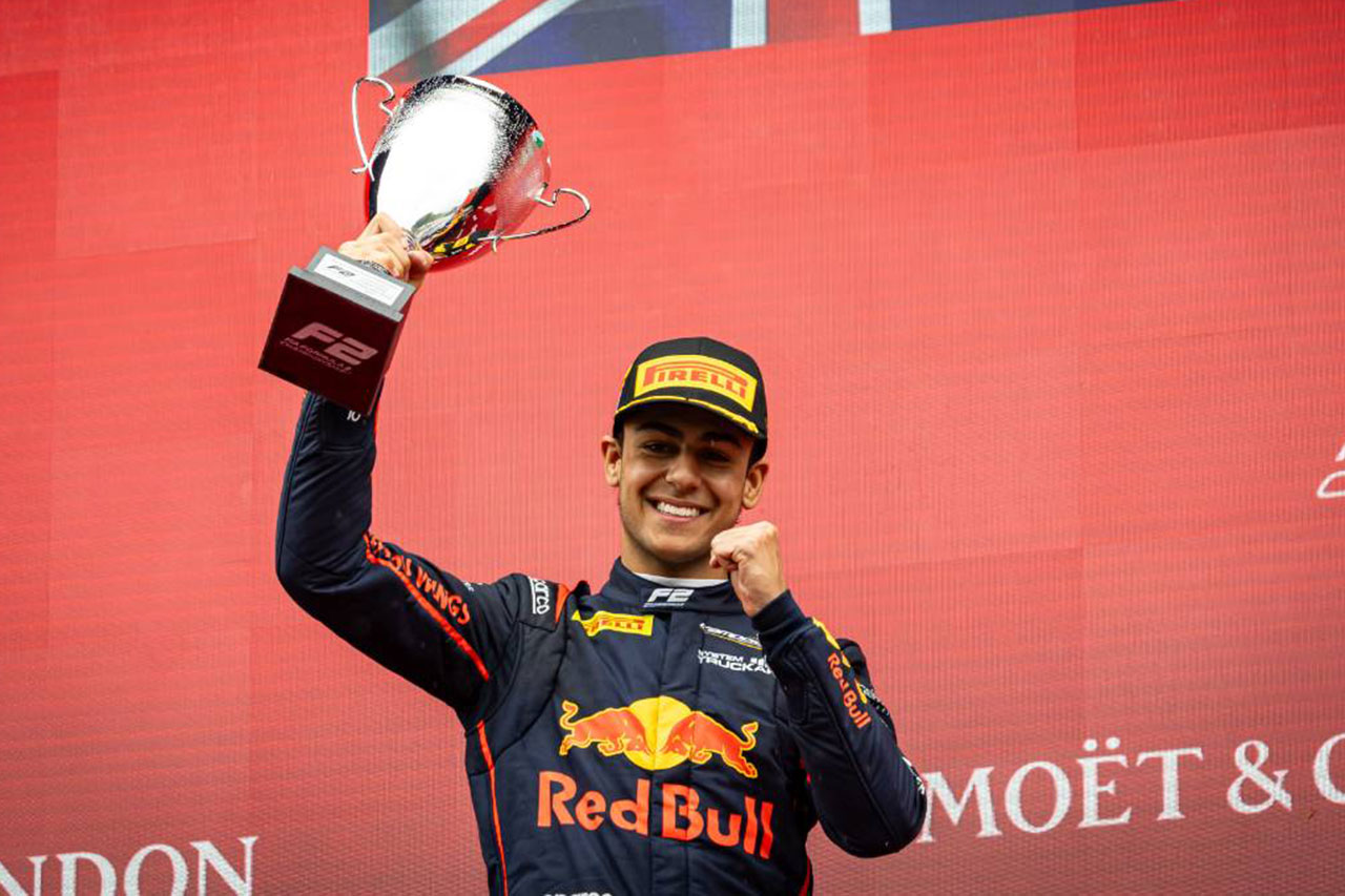 AUTOSPORT_web's tweet card. 　現地時間12月2日、F1世界選手権に参戦するビザ・キャッシュアップ・レーシングブルズF1チームは、2026年シーズンにリアム・ローソンとアービッド・リンドブラ