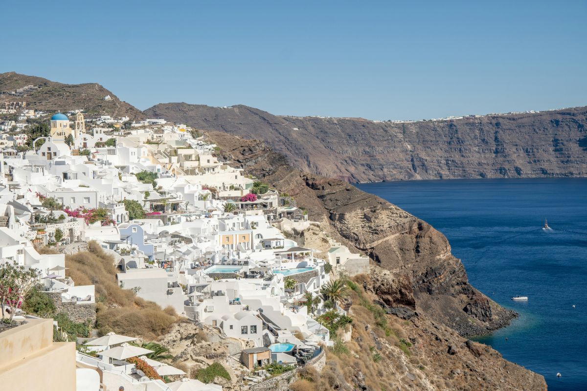 gtpgr's tweet card. Santorini’s draft urban plan adds strict building limits and expands protected zones across the island.