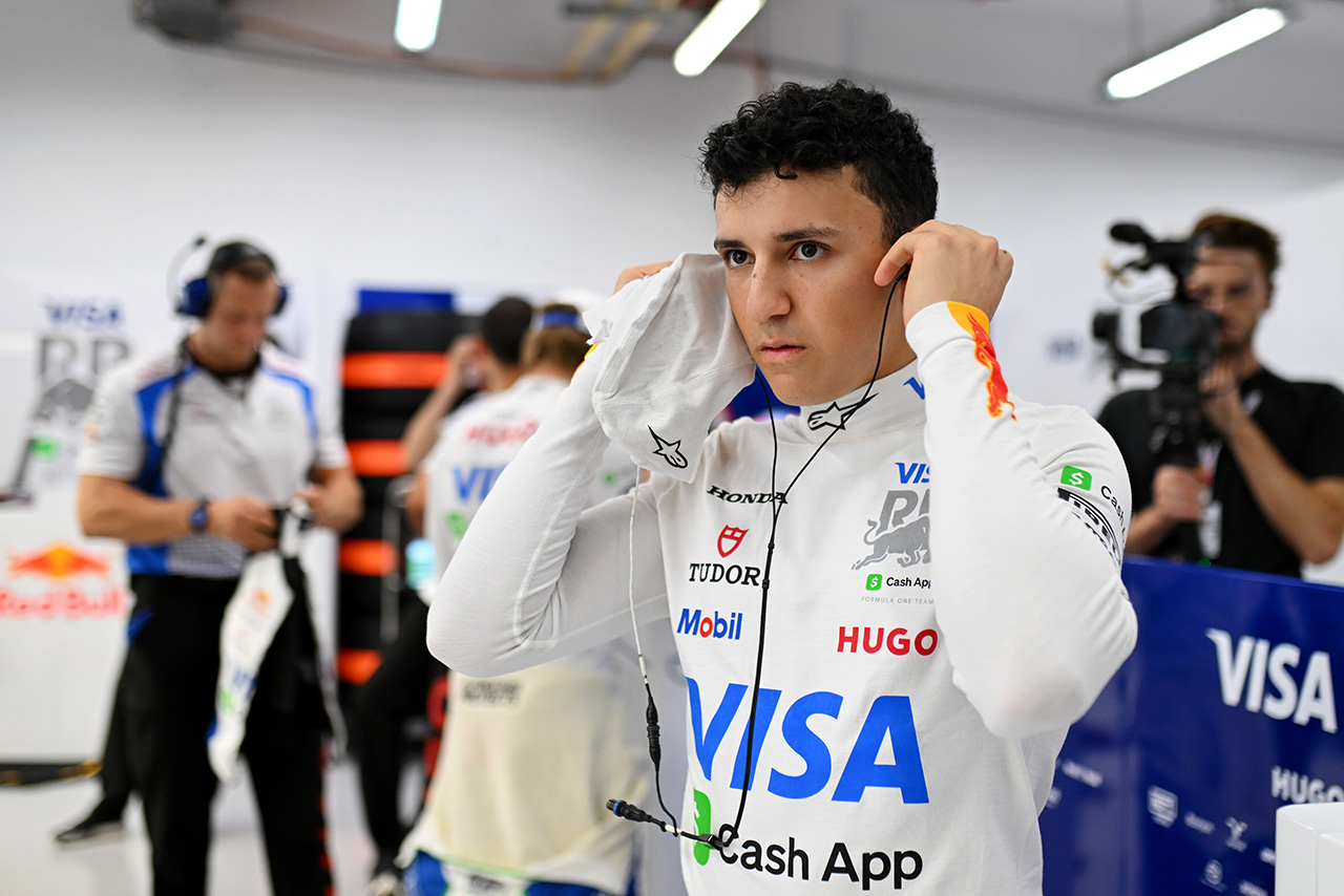 AUTOSPORT_web's tweet card. 　ビザ・キャッシュアップ・レーシングブルズF1チームに所属するアイザック・ハジャーは、2026年シーズンにオラクル・レッドブル・レーシングへ移籍することについて