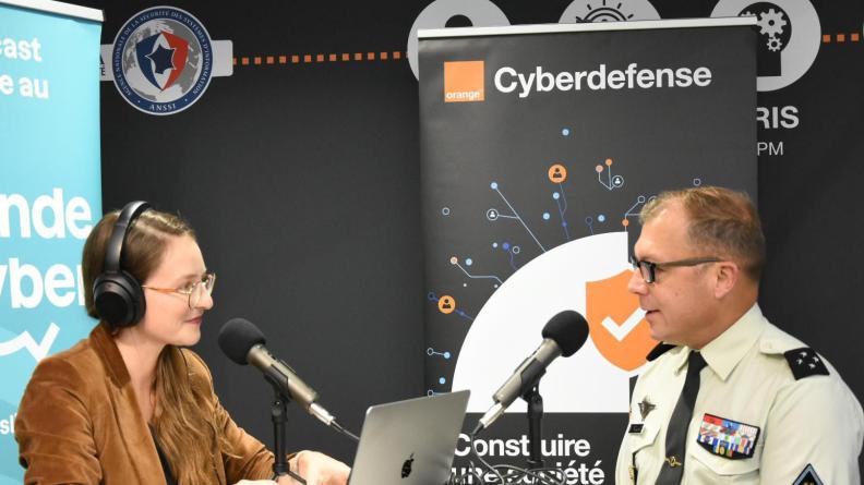 ComNumDef's tweet card. Dans le cadre de son déplacement à la 10ème édition de l’European Cyber Week organisée à Rennes, le général de corps d’armée Erwan Rolland a eu le plaisir de participer à un podcast animé par Leslie...