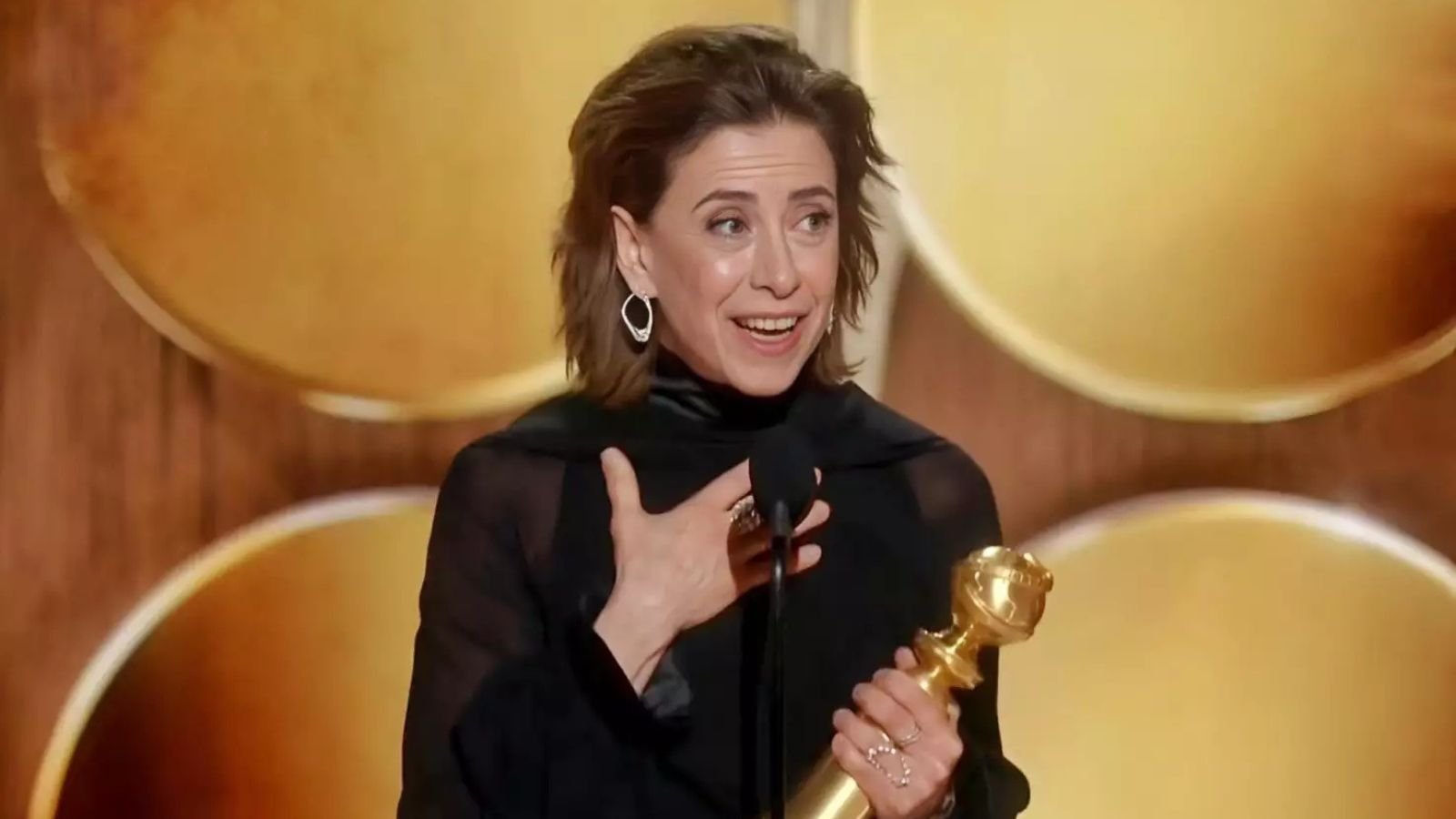 conectageekofc's tweet card. Fernanda Torres revela seu lado fã de quadrinhos e recomenda Logicomix, HQ que mergulha na mente de Bertrand Russell.