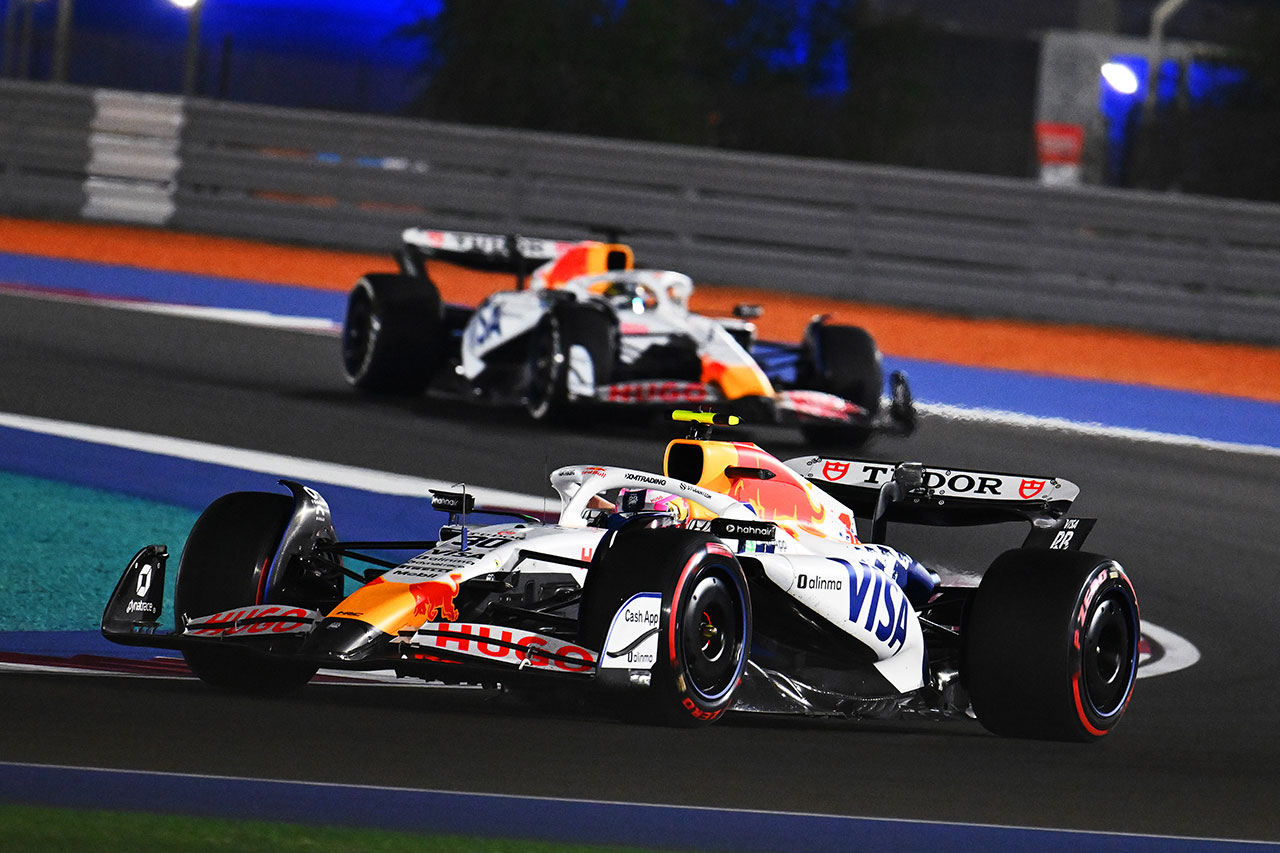 AUTOSPORT_web's tweet card. 　現地時間12月2日、オラクル・レッドブル・レーシングとビザ・キャッシュアップ・レーシングブルズF1チームが2026年のドライバーラインアップを発表した。リアム