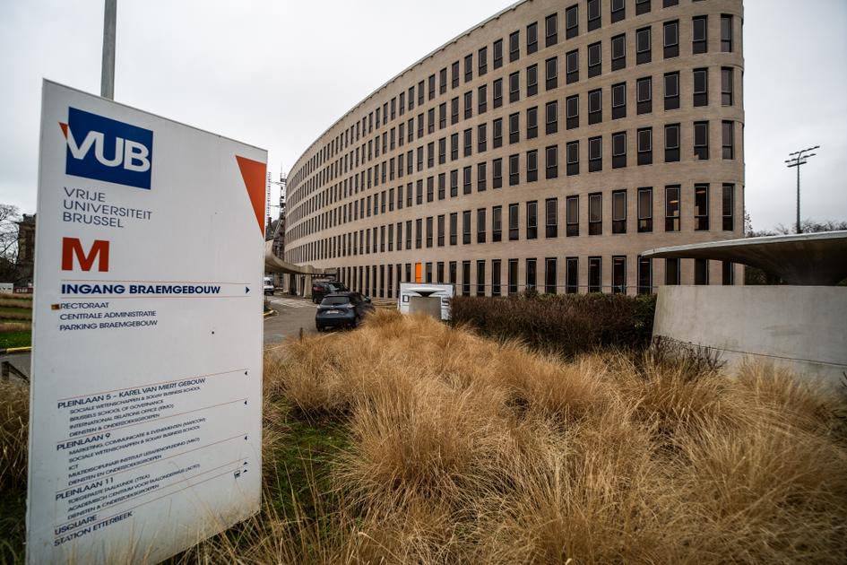 BRUZZbe's tweet card. De vakbonden van verschillende universiteiten en hogescholen, waaronder de VUB zullen op donderdag 11 december actievoeren tegen de besparingen in het hoger onderwijs.