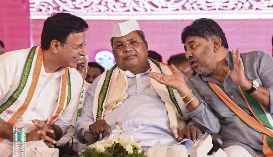 TheFederal_TG's tweet card. అవినీతి ఆరోపణలపై ముఖ్యమంత్రి సిద్ధరామయ్యను విచారించేందుకు కర్ణాటక గవర్నర్ ఆమోదం తెలపడాన్ని కాంగ్రెస్ నేతలు తప్పుబడుతున్నారు.