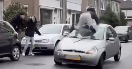 Stunt met sprong over auto in Blerick gaat mis, jongen gewond