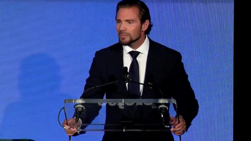 Poder360's tweet card. Daniel Vorcaro, preso pela Polícia Federal e investigado por indícios de fraudes em transações entre o Master e o BRB. Leia no Poder360.