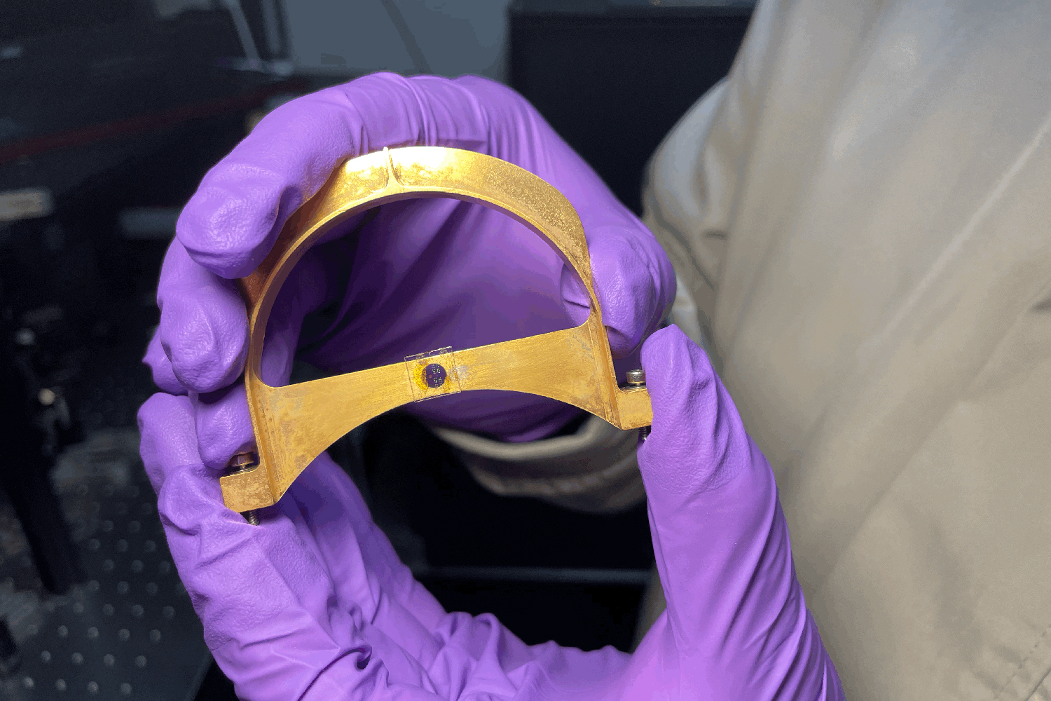 gtbarry's tweet card. A tiny device that entangles light and electrons without super-cooling could revolutionize quantum tech in cryptography, computing, and AI.