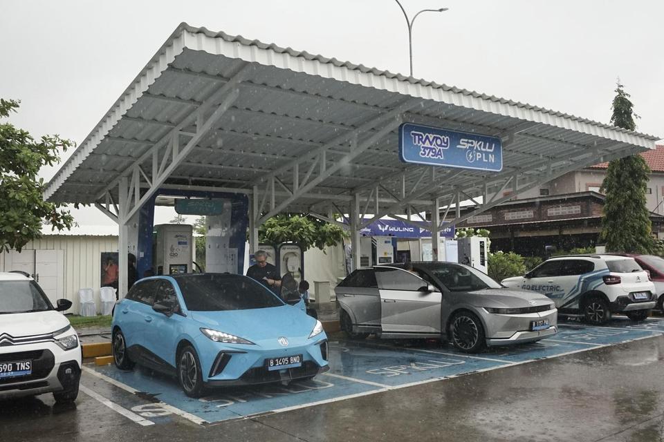 KATADATAcoid's tweet card. BKPM mengumumkan minat dari investor China dan Eropa dalam pembangunan SPKLU di Indonesia, menghadapi hambatan regulasi yang akan segera direlaksasi untuk memudahkan investasi.