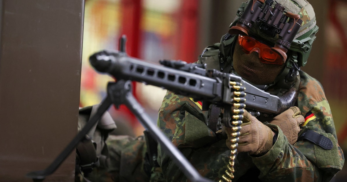 ChristopherLiec's tweet card. Duitsland werkt in het grootste geheim aan een draaiboek voor een mogelijke oorlog met Rusland. Een blauwdruk waarover ‘The Wall Street Journal’ bericht, toont hoe het land in allerijl in gereedheid...