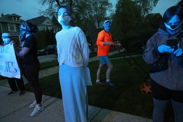 ChicagoBreaking's tweet card. Mayor Lori Lightfoot defended the Chicago Police Department’s ban on protesters being able to demonstrate on the block where she lives, telling reporters Thursday that she and her family at t…