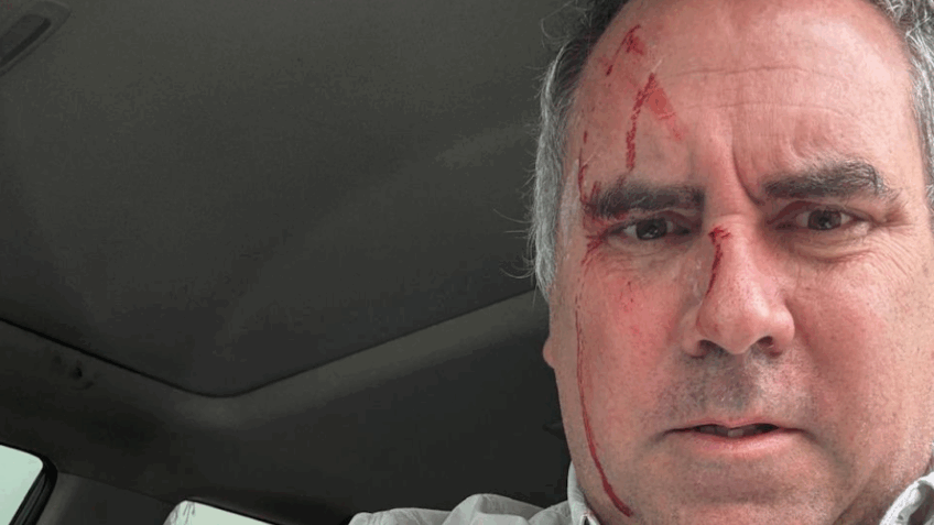 Poder360's tweet card. O carro foi alvejado na parte do motorista, mas político de centro-direita não teve ferimentos graves; eleições estão marcadas para 12 de abril de 2026. Leia no Poder360.