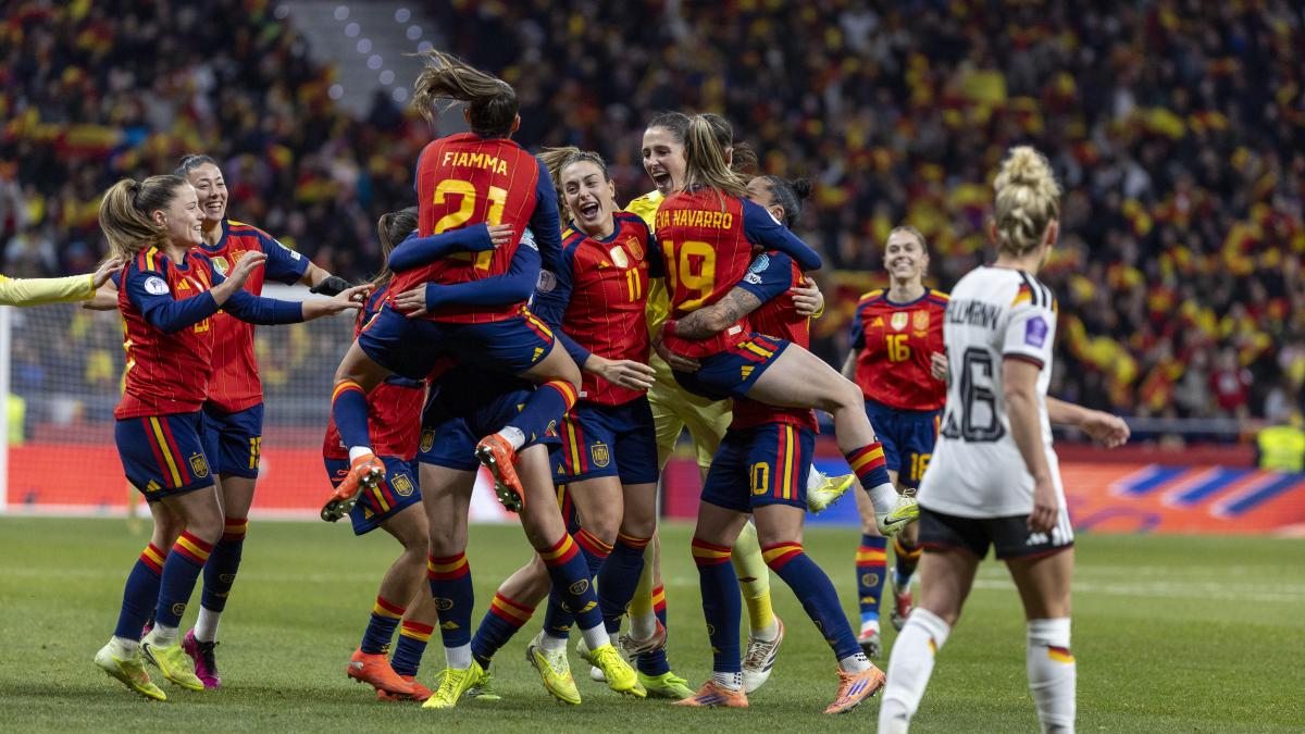 Thania_Pa's tweet card. No se cansan de sumar gestas. En otra tarde épica, con el estadio Metropolitano volcado y un total de 55.843 personas vibrando desde las gradas, la selección española