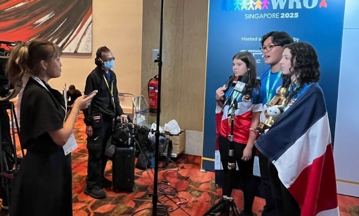 danielsuchar's tweet card. Estudiantes de secundaria realizaron vivero espacial y ganaron el Mundial de Robótica que se realiza en Singapur.