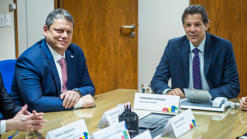 Poder360's tweet card. Pesquisa RealTime BigData mostra que o governador de São Paulo lidera com folga os cenários em que disputa. Leia no Poder360