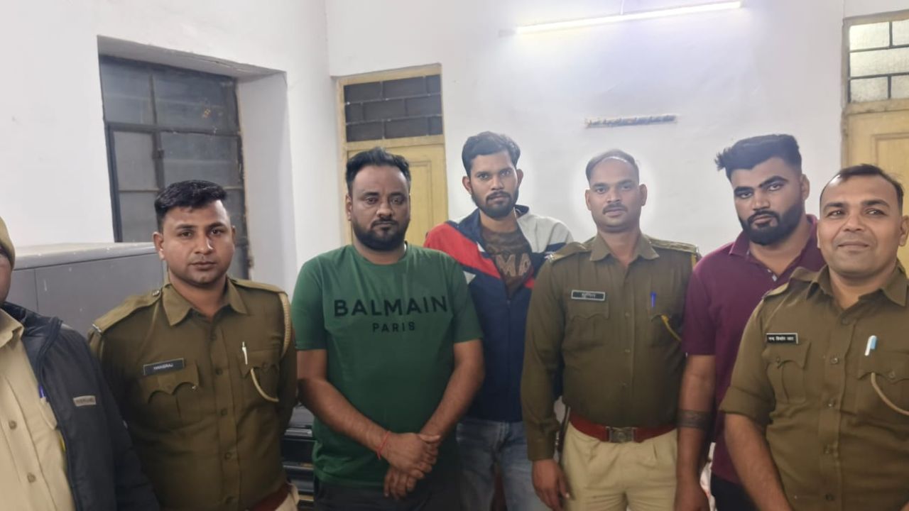 DNHindi's tweet card. राजस्थान के भीलवाड़ा में पुलिस ने रविवार को ऑनलाइन जुआ–सट्टा खिलाकर रुपए वसूलने वाले गिरोह के काले खेल को बेनकाब किया है। पुलिस ने तीनों आरोपियों को गिरफ्तार किया है और उनसे पूछताछ कर रही है और सबूत...