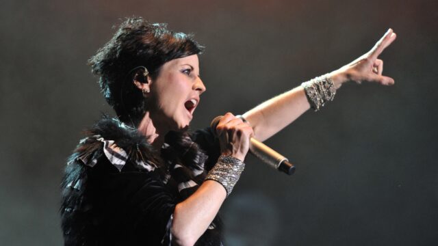 NPORadio2's tweet card. In Dreams Schrijft Dolores O'Riordan over haar eerste liefde. Het nummer is niet direct een succes, maar weet na verloop van tijd uit te groeien tot een tijdloze klassieker.