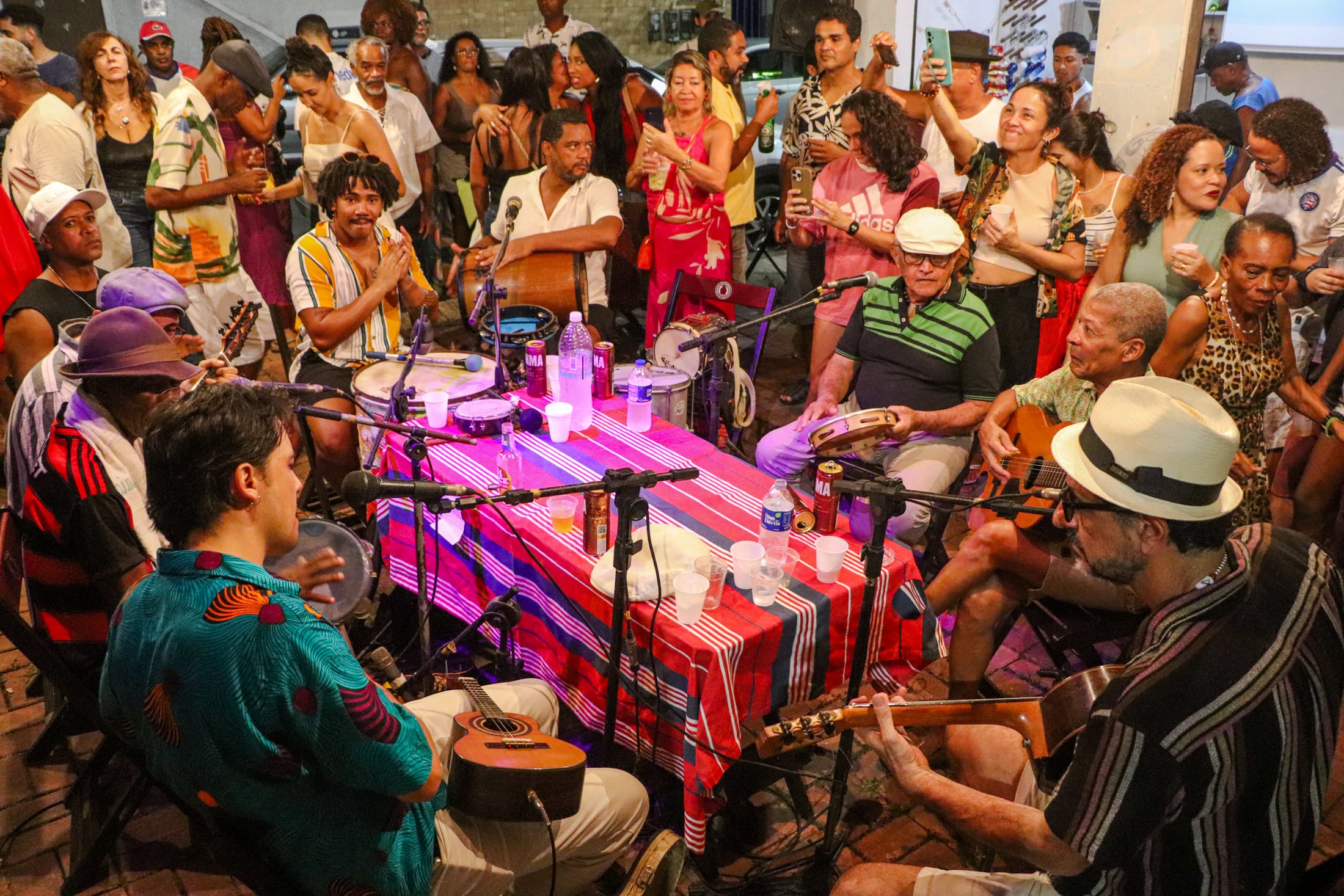 correio24horas's tweet card. Data que celebra o ritmo lota agendas na capital baiana; veja lista e entenda por que este dia é tão simbólico