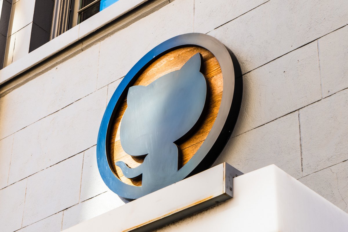 wernerwedge's tweet card. Die Programmiersprache Zig verlässt GitHub nach zehn Jahren. Grund sind Probleme mit GitHub Actions, chaotisches Job-Scheduling und Microsofts KI-Ausrichtung.