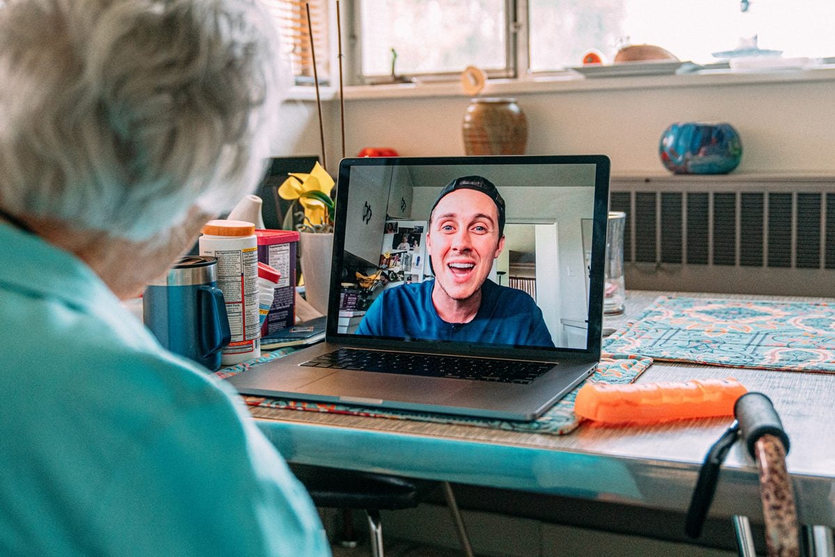 readersdigest's tweet card. Distance doesn't have to mean disconnection. Here's how to maintain meaningful family bonds no matter how many miles separate you.