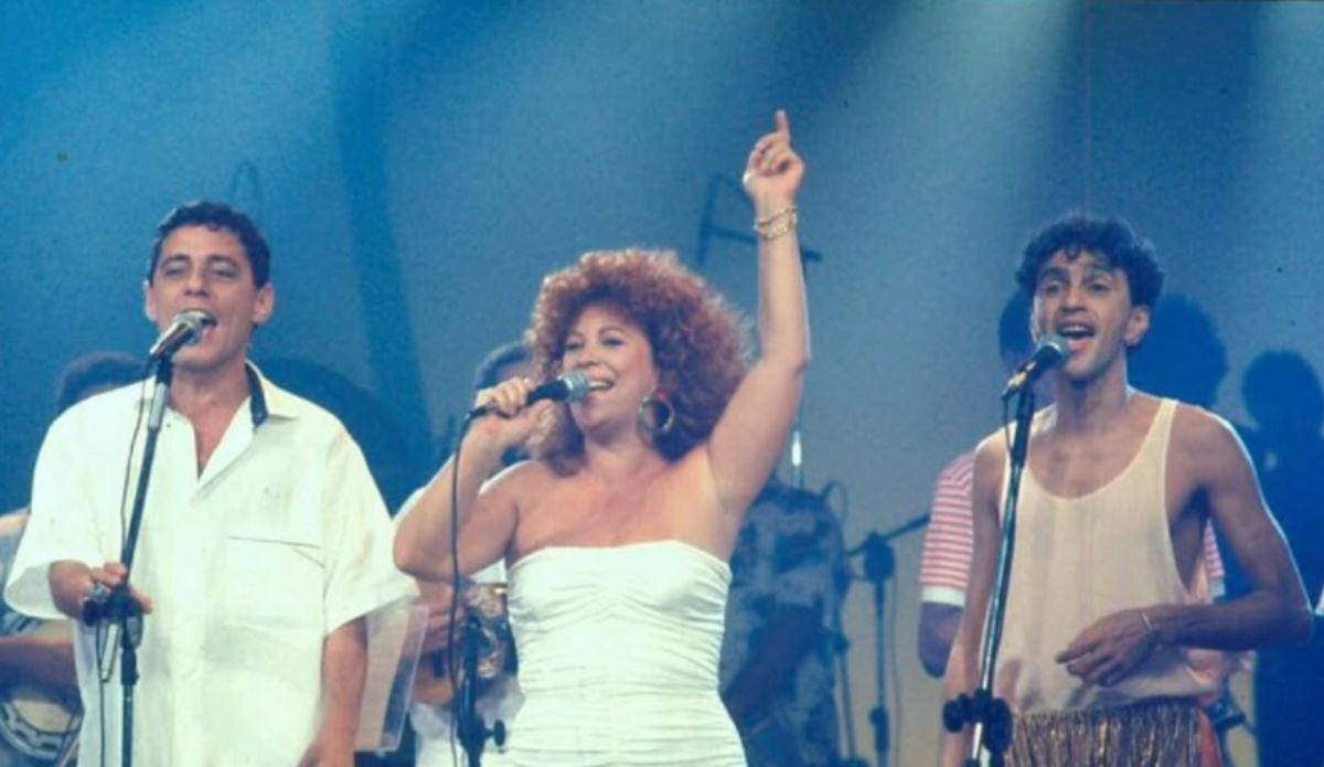 tracklist's tweet card. Data comemorativa não é um feriado